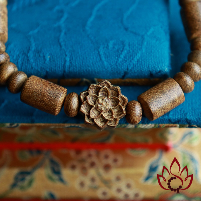 Vòng Trầm Hương Bất Quy Tắc | Charm Hoa Sen | 8 Ly | Trầm Tốc Kiến Tự Nhiên Lâu Năm